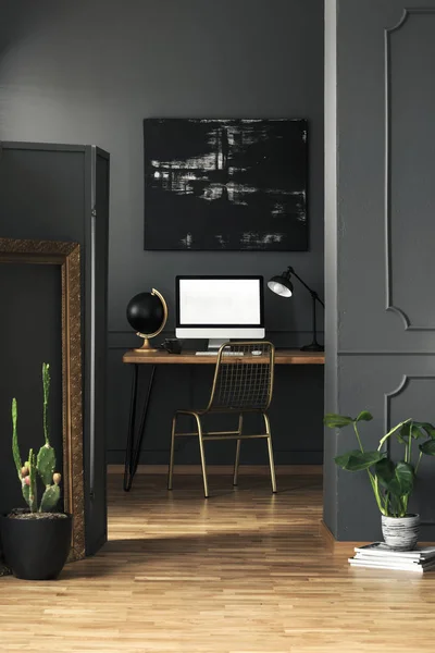 책상에 식물을 오피스 인테리어에 데스크톱 컴퓨터의 이랑에 골드의 — 스톡 사진