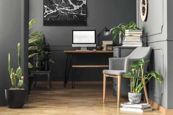 Ofis Mockup Bilgisayar Masaüstü Ile Gri Tekli Yanında Bitki Gerçek — Stok fotoğraf