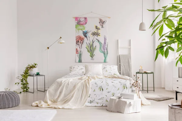 Bir Oda Parlak Eko Dostu Yatak Odası Yeşil Bitkiler Desen — Stok fotoğraf