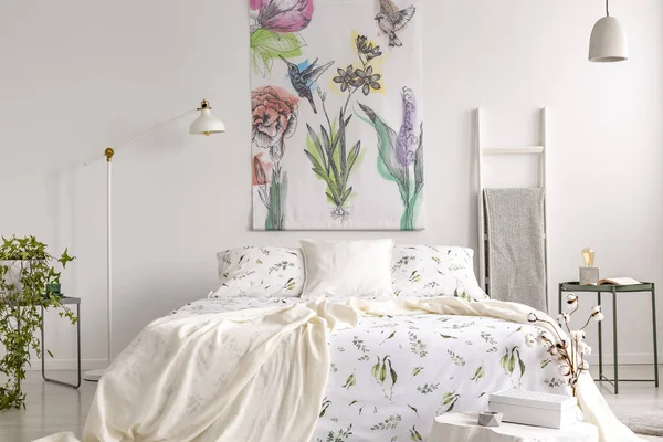 Arte Parede Flores Pássaros Pintados Tecido Acima Uma Cama Que — Fotografia de Stock