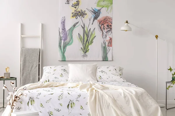 Ένα Εσωτερικό Παστέλ Υπνοδωμάτιο Κρεβάτι Ντυμένος Στα Πράσινα Φυτά Μοτίβο — Φωτογραφία Αρχείου