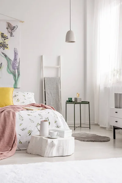 Ένα Άνετο Υπνοδωμάτιο Φρέσκο Εσωτερικό Λευκό Ένα Κρεβάτι Ντυμένος Σεντόνια — Φωτογραφία Αρχείου