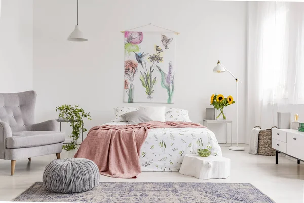 Intérieur Lumineux Chambre Amoureux Nature Avec Art Mural Fleurs Oiseaux — Photo