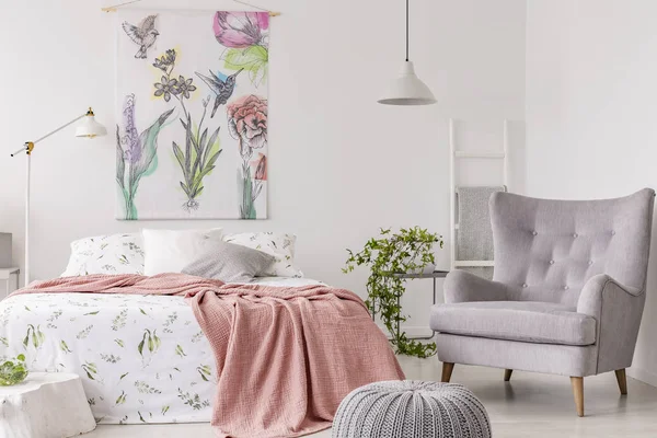 침대는 햇볕이 인테리어 화이트 복숭아 침대와 위의의 편안한 안락의 — 스톡 사진