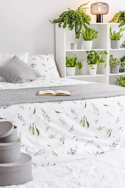 Női Hálószoba Belső Fehér Szürke Zöld Növények Egy Ágy Mellett — Stock Fotó