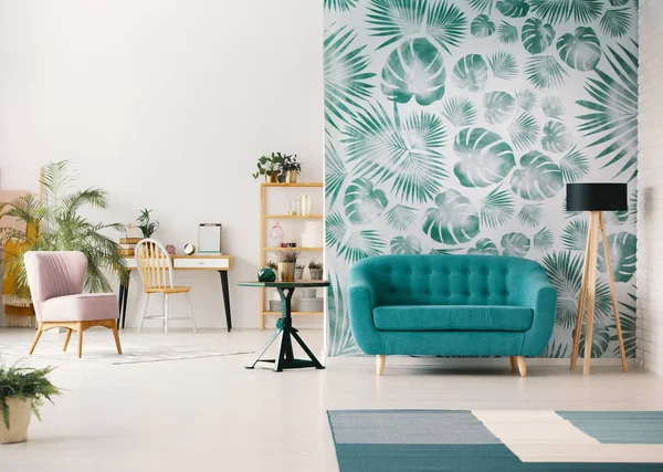 Wit Woonkamer Interieur Met Groene Behang Echte Foto Met Turquoise — Stockfoto