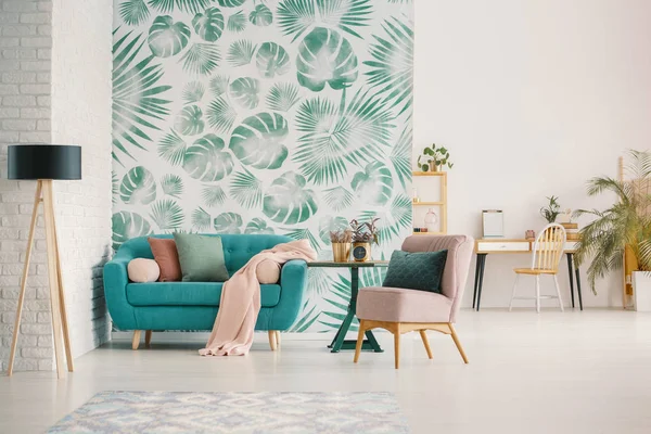 Silla Rosa Sofá Azul Espacioso Interior Sala Estar Con Hojas —  Fotos de Stock