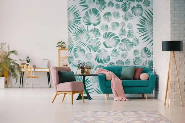 Rosa Sessel Und Blaues Sofa Wohnzimmer Mit Grüner Tapete Und — Stockfoto
