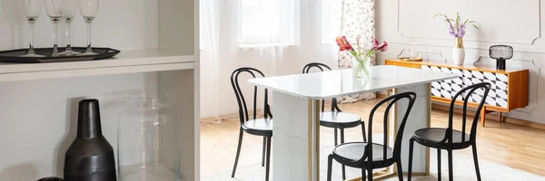 Black Chairs Placed Marble Table Fresh Flowers Real Photo Bright — Stock Photo, Image