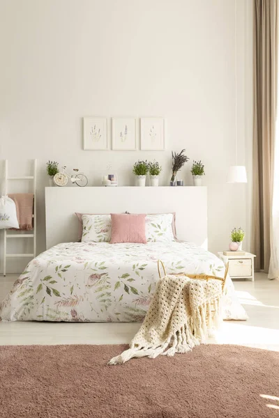 Manta Almohadas Cama Con Plantas Cabecera Interior Del Dormitorio Color —  Fotos de Stock