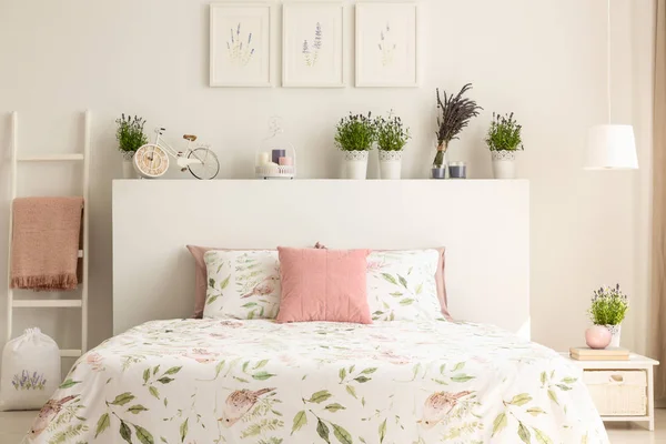 Travesseiro Rosa Cama Com Cabeceira Interior Quarto Branco Com Plantas — Fotografia de Stock