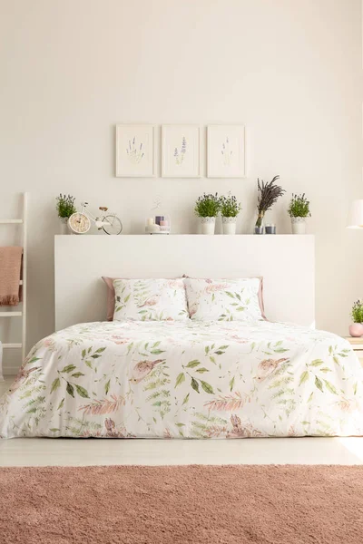 Różowy Dywan Plakaty Sypialni Jasne Wnętrza Rośliny Nad Łóżkiem Poduszki — Zdjęcie stockowe