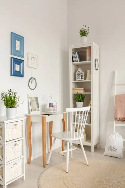 Weißer Stuhl Schminktisch Neben Schrank Mit Pflanze Schlafzimmerinnenraum Mit Postern — Stockfoto