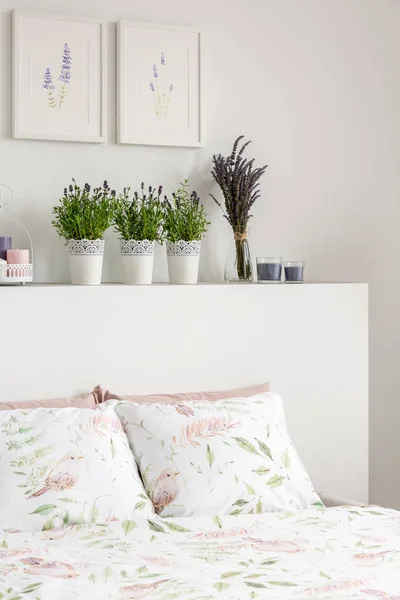 Flores Lavanda Cabecera Cama Con Almohadas Interior Del Dormitorio Blanco — Foto de Stock