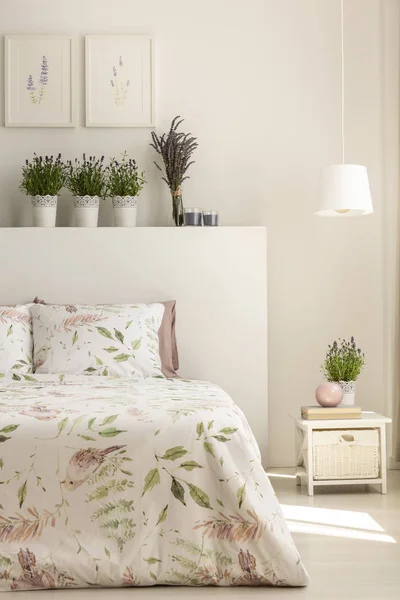 Lampe Dessus Armoire Côté Lit Avec Des Plantes Sur Tête — Photo