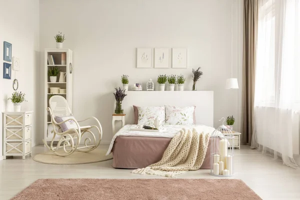 Cadeira Balanço Lado Cama Com Cobertor Espaçoso Quarto Branco Interior — Fotografia de Stock