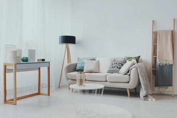 Couch Mit Kissen Zwischen Lampe Und Leiter Weißen Wohnzimmer Mit — Stockfoto
