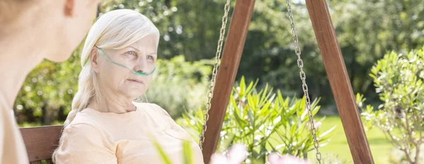 Panorama Femme Âgée Malade Pendant Traitement Dans Jardin Hôpital — Photo