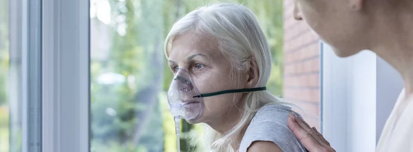 Panorama Mulher Sênior Débil Com Máscara Oxigênio Rosto Casa Repouso — Fotografia de Stock