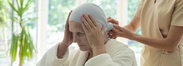 Panorama Del Cuidador Que Coloca Bufanda Cabeza Mujer Anciana Durante —  Fotos de Stock