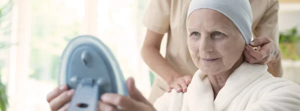 Panorama Mujer Mayor Sonriente Con Cáncer Asilo — Foto de Stock