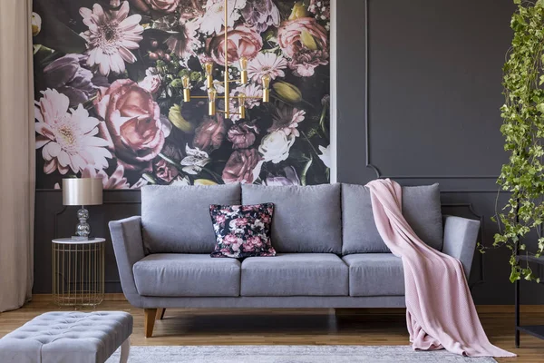 Echtes Foto Einer Wohnzimmereinrichtung Mit Sofa Kissen Decke Und Blumen — Stockfoto