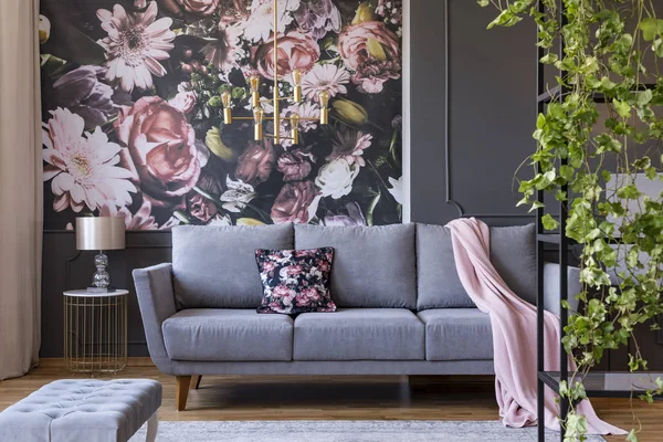 Foto Real Uma Sala Estar Floral Interior Com Papel Parede — Fotografia de Stock