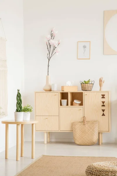 Houten Tafel Een Kast Met Decoraties Een Dagelijkse Interieur Van — Stockfoto