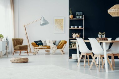 Beyaz ve siyah çatı iç lamba ve sofa yakınındaki kabarık ile yemek masası sandalyeler. Gerçek fotoğraf