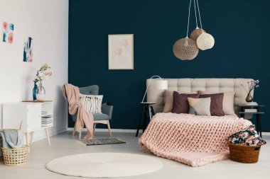 Beyaz ve mavi yatak odası iç gerçek fotoğraf yumuşak yatak başı yatak yukarıda asılı üç el yapımı lambalar