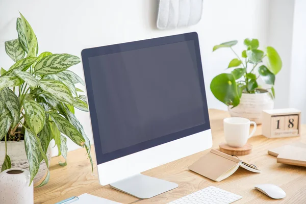 Close Van Een Computer Zwart Scherm Tussen Planten Een Houten — Stockfoto