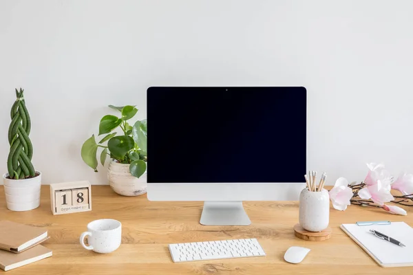 键盘和台式计算机在木桌在白色家庭办公室内部 真实照片 — 图库照片