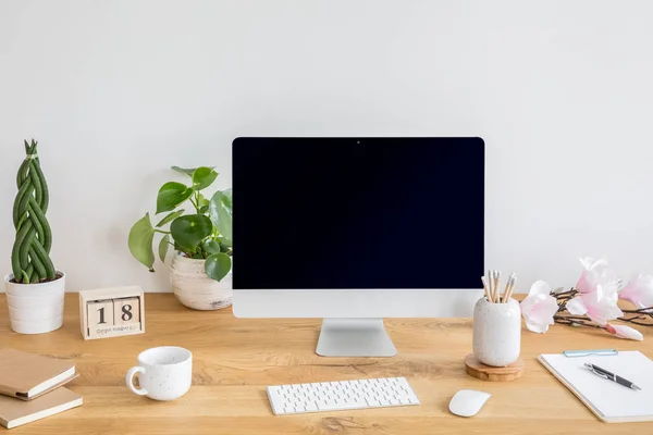 Planten Toetsenbord Desktopcomputer Houten Bureau Witte Kantoor Aan Huis Interieur — Stockfoto