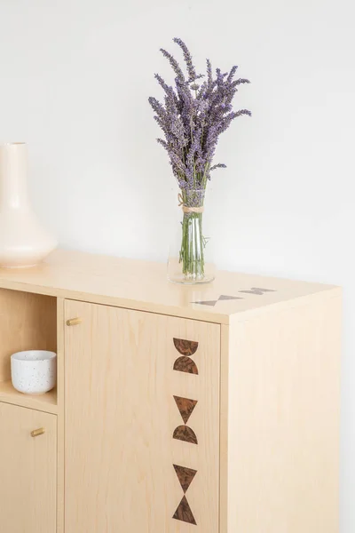 Fiori Viola Mobile Legno Minimale Bianco Soggiorno Interno Foto Reale — Foto Stock