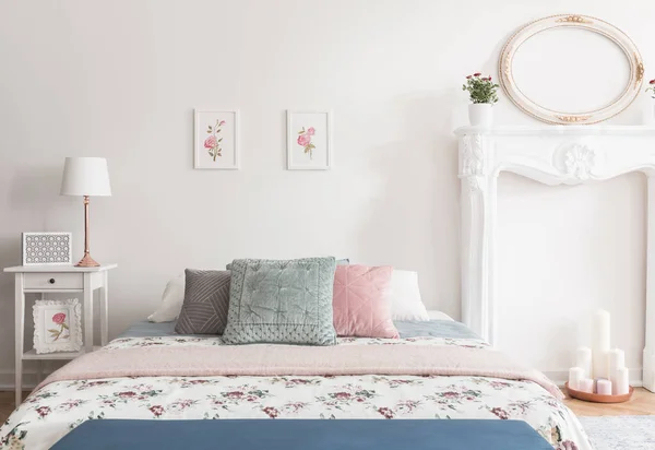 Nászút Romantikus Hálószoba Belső Angol Stílusú Rózsa Minta Egy Ágytakaró — Stock Fotó