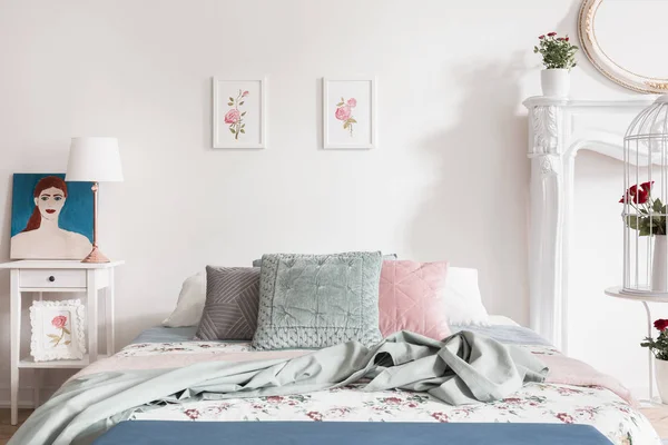 Interior Del Dormitorio Pastel Con Rosas Como Patrón Ropa Cama — Foto de Stock