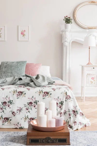 스타일 침대와 인테리어와 분홍색과 바닥에 — 스톡 사진