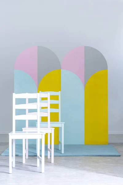 Układ Prosty Biały Drewniane Krzesła Jadalni Przed Geometryczne Wyświetl Tło — Zdjęcie stockowe