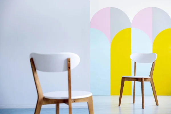 Beyaz Sandalye Her Parlak Ofis Pastel Süslemeleri Ile Karşı Karşıya — Stok fotoğraf