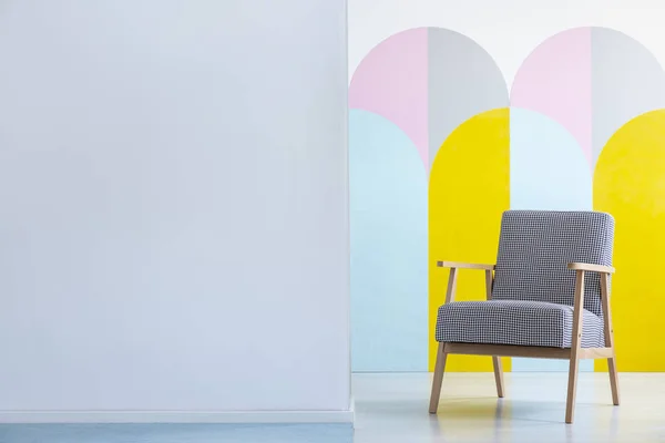 Stylowy Fotel Szachownicy Drewniana Rama Żywe Salon Wnętrza Kolorowe Ozdoby — Zdjęcie stockowe