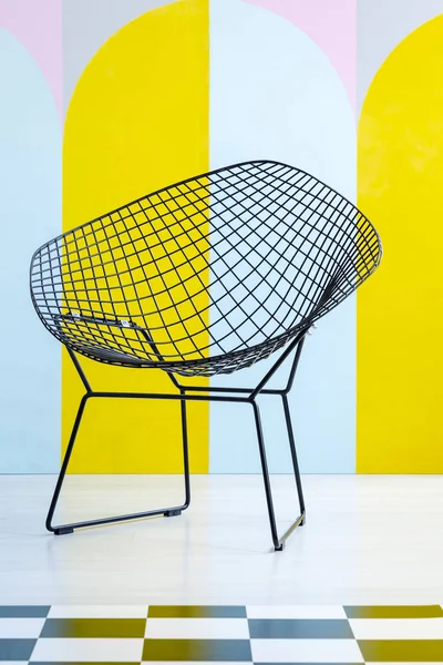 Zbliżenie Czarne Metalowe Krzesło Stojący Białe Podłogi Wnętrzu Kolorowy Salon — Zdjęcie stockowe