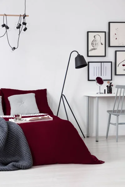 Véritable Photo Intérieur Chambre Moderne Avec Des Draps Bordeaux Sur — Photo