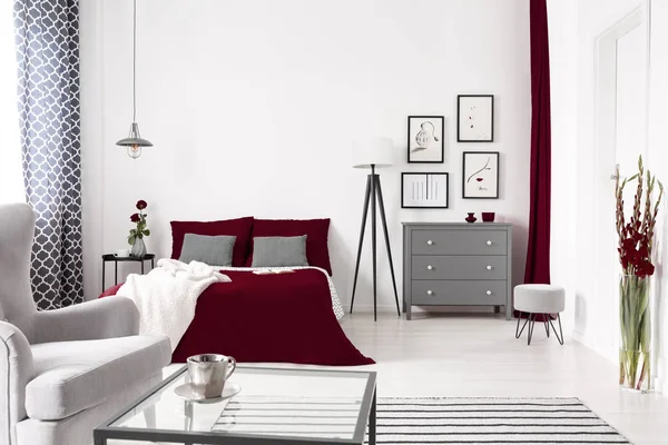 Glamour Schlafzimmer Interieur Weiß Grau Und Weinrot Mit Einem Bett — Stockfoto