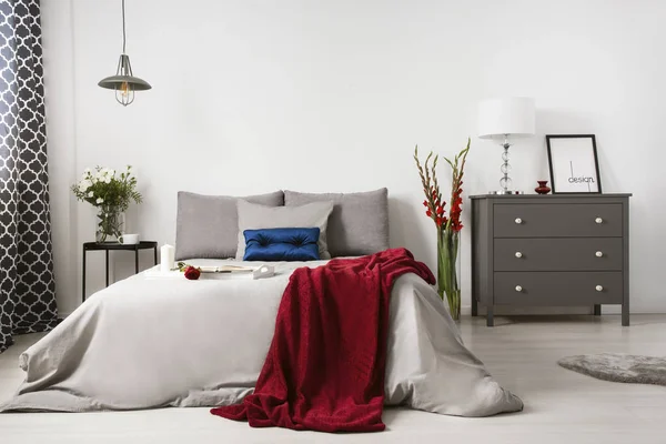 Настоящая Фотография Романтического Интерьера Спальни Большой Кроватью Красным Одеялом Розой — стоковое фото