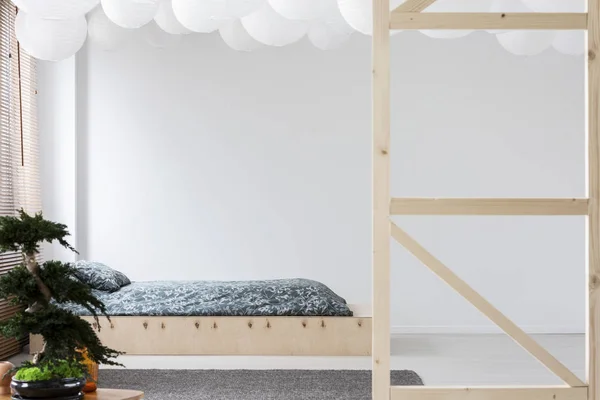 Bonsai Interior Del Dormitorio Minimalista Blanco Con Sábanas Cama Madera —  Fotos de Stock