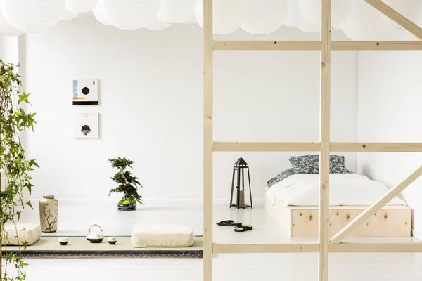 Posters Parede Branca Japonês Quarto Simples Interior Com Cama Madeira — Fotografia de Stock