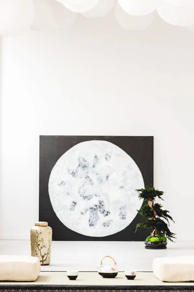 Moon Plakat Bonsai Gulvet Hvid Japansk Spisestue Interiør Med Puder - Stock-foto