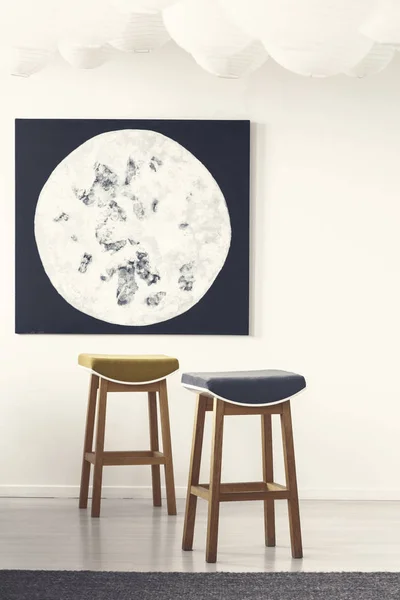 Drewniane Taborety Plakat Księżyca Biały Minimalny Salon Wnętrza Prawdziwe Zdjęcie — Zdjęcie stockowe