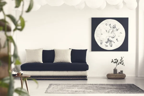 Cartel Lunar Sobre Planta Puf Salón Interior Blanco Con Almohadas — Foto de Stock