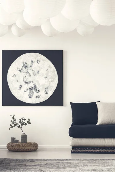 Лунный Плакат Над Растением Пуфе Белом Плоском Интерьере Черным Диваном — стоковое фото